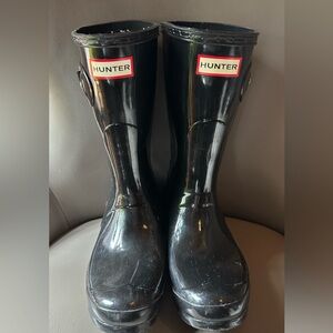 Women’s size 10 Hunter original short gloss rain boots, size 9, black.